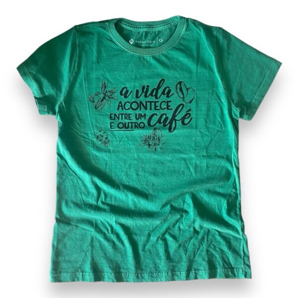 Camiseta TAM G feminina verde- “A vida acontece entre um café e outro “