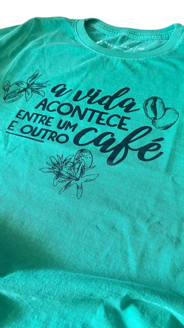 Camiseta TAM G feminina verde- “A vida acontece entre um café e outro “ - Image 2