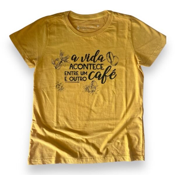 Camiseta TAM P feminina amarela- “A vida acontece entre um café e outro “