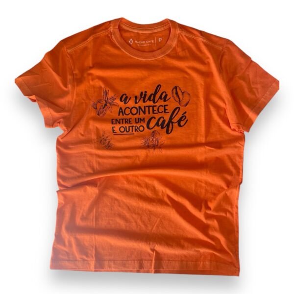 Camiseta TAM P unissex laranja - “A vida acontece entre um café e outro “