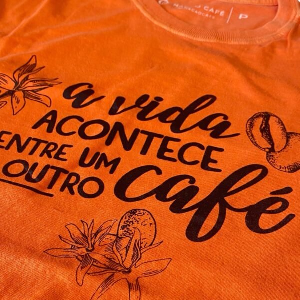 Camiseta TAM P unissex laranja - “A vida acontece entre um café e outro “ - Image 2